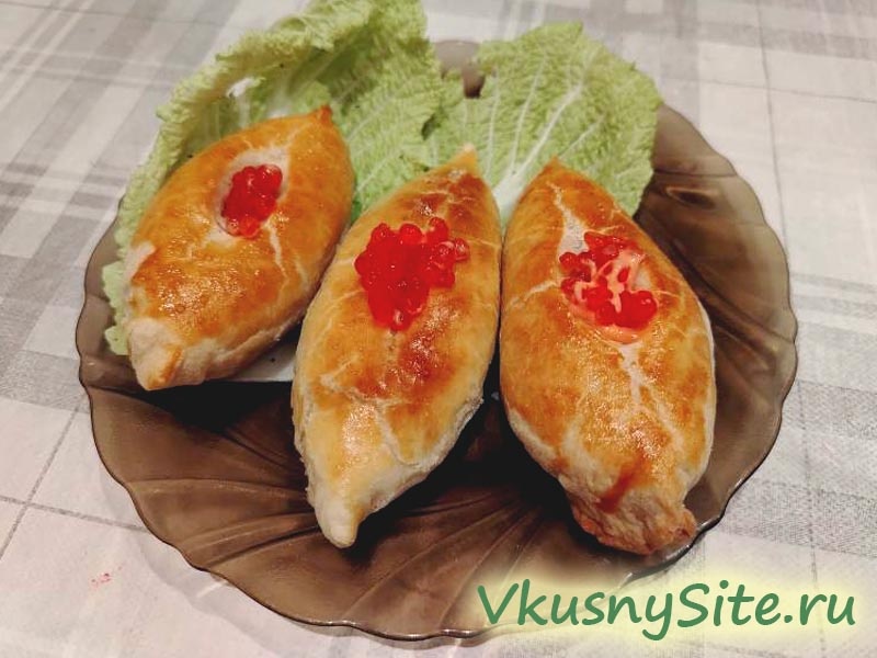 Расстегаи с горбушей из слоеного теста