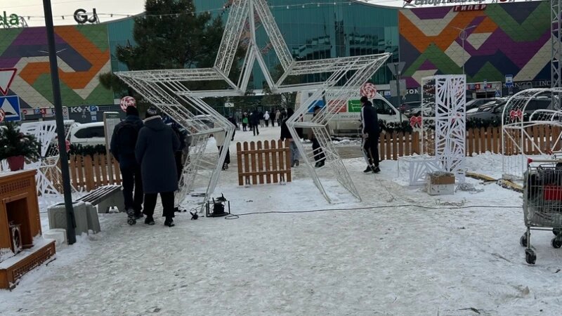     Зимний городок у ТРЦ Galaxy altapress.ru