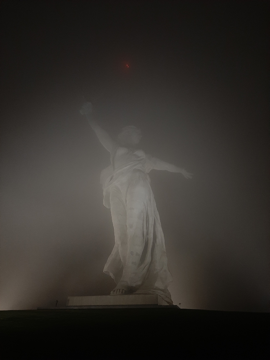 "Родина-мать" в ночном тумане....