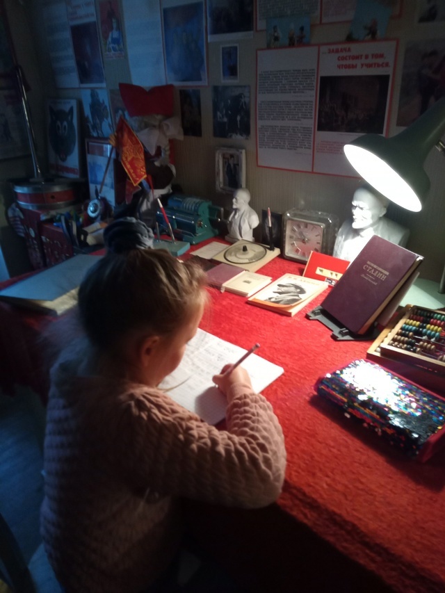 Иногда делаем уроки в Музее с внучкой, все зависит от маршрута передвижения по городу.