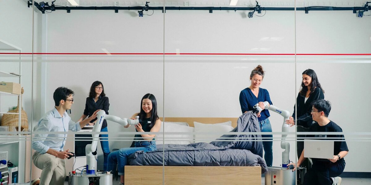 Работая с такими роботами, как Equibot, изображенный здесь, профессор Бог и ее лаборатория создают эффективные методы имитационного обучения, которые позволяют роботам учиться на ограниченных данных и обобщать их в различных реальных условиях, таких как наши дома.