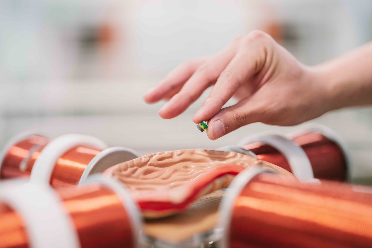 Один из проектов миллироботов профессора Чжао. Этот робот, достаточно маленький, чтобы поместиться на кончике пальца, однажды сможет путешествовать по телу, чтобы доставлять лекарства или уменьшать тромбы.