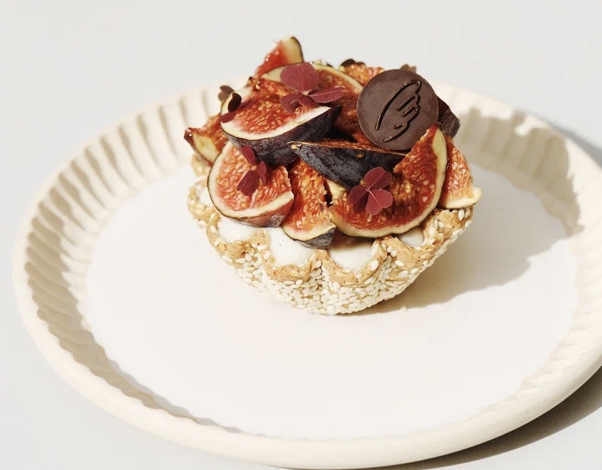 Сезонный тарт со смородиновым соусом, заварным крем и свежим инжиром