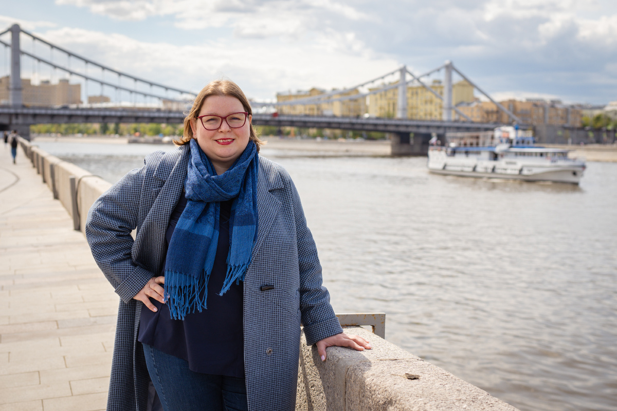 Всем привет! Меня зовут Елена Сокол и я логопед-практик я помогаю обычным мамам из нашей с вами жизни заниматься со своими детьми самостоятельно. Я адепт и практик семейного образования