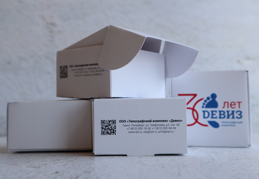 Коробка из картона плотно закрывается за счет “ушек”