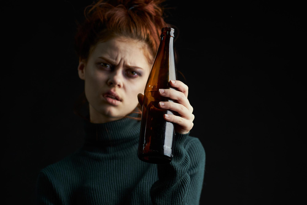 Причины развития алкозависимости у женщин. (источник изображения: freepik.com)