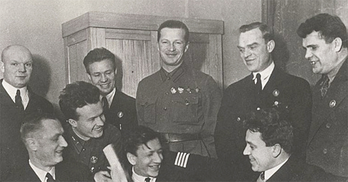 Первые Герои Советского Союза (слева направо): И.В. Доронин, М.Т. Слепнев, Н.П. Каманин, В.С. Молоков, М.М. Громов, С.А. Леваневский, А.В. Ляпидевский, М.В. Водопьянов 1937 г.
