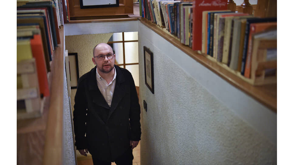 13 лет не мог пробиться к издателям. Созданные в этот период романы «Общага-на-Крови», «Географ глобус пропил», «Сердце пармы» никто не хотел публиковать. Первый роман «Сердце пармы» вышел только в 2003 году..📷Фото: Александр Миридонов / Коммерсантъ