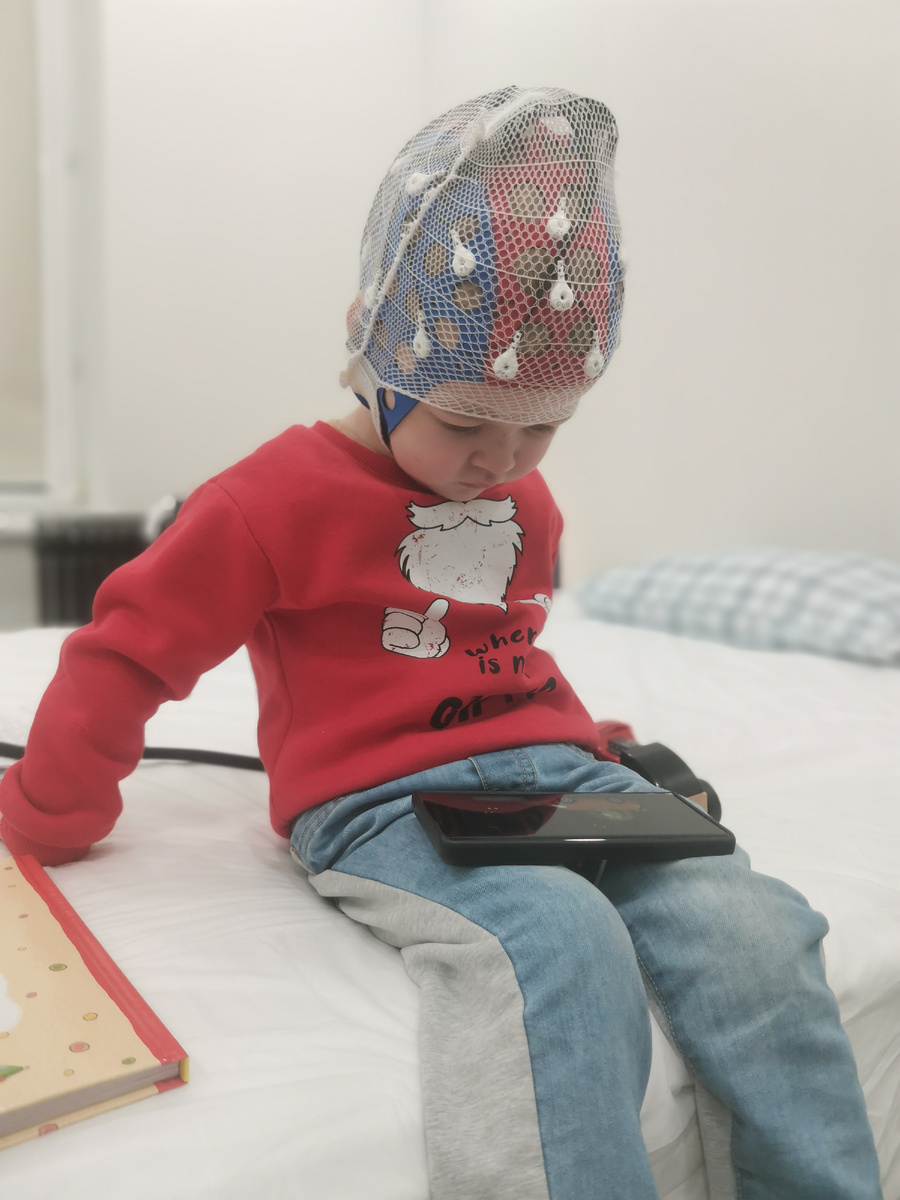 Паша смотрит мультик