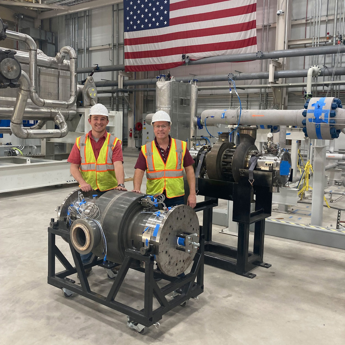 John Klaerner, ведущий инженер по турбинам из SwRI, и Dr. Jeff Moore, главный исследователь проекта STEP Demo, рядом с турбиной sCO2, разработанной SwRI для демонстрационной установки мощностью 10 МВт (фото: SwRI).