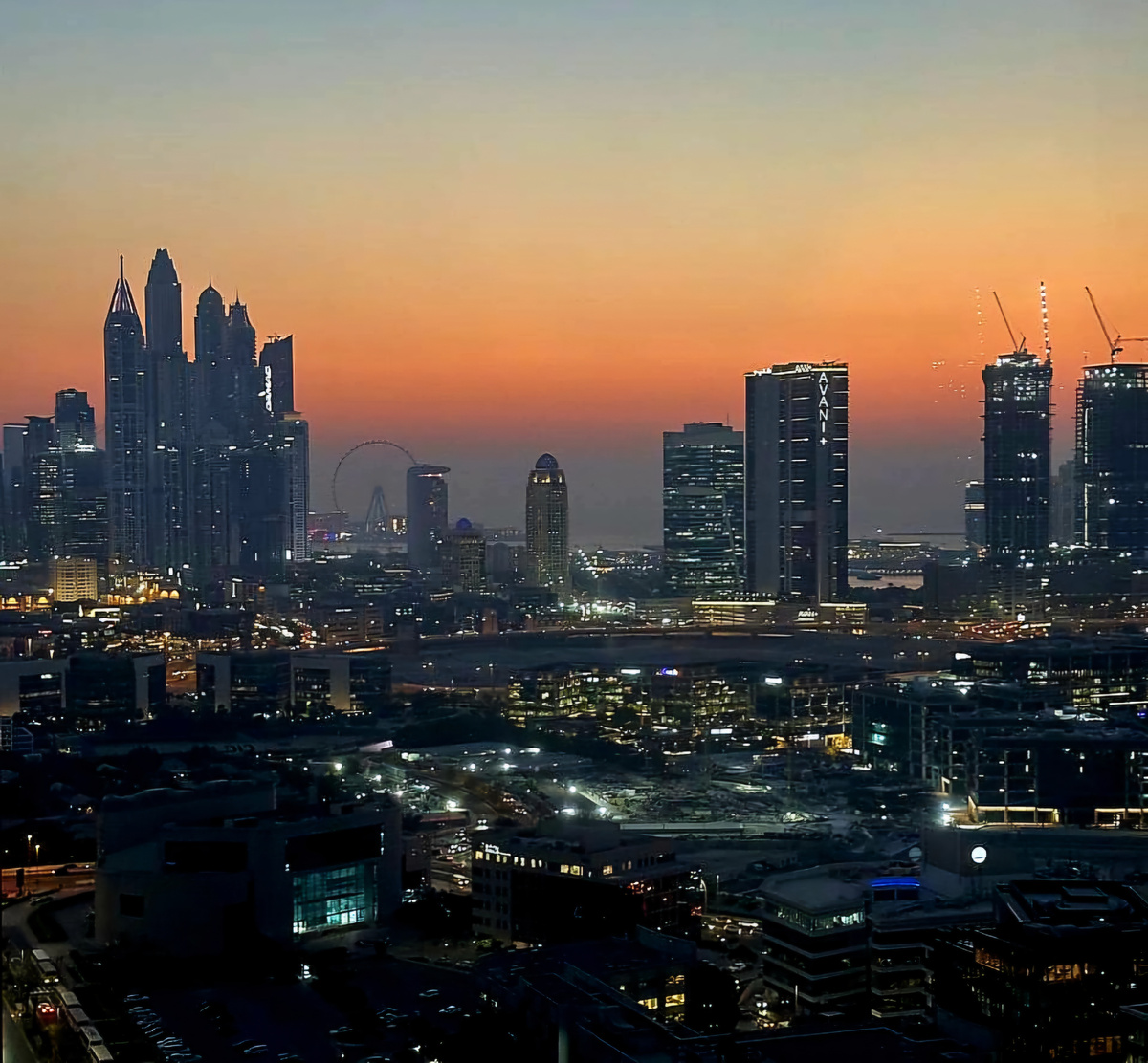 Вид из окна нашего номера отеля Two Seasons Hotel & Apartments в дубае