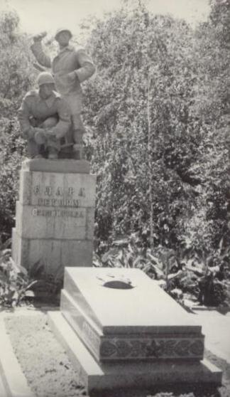 Памятник павшим в Сталинградской битве в Комсомольском саду. Источник фото - https://goskatalog.ru/portal/#/collections?id=14461227