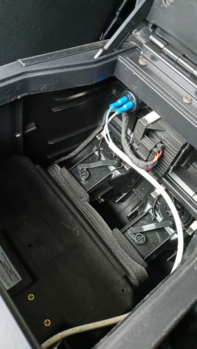 Розетка установлена. Ящику в подлокотнике она не мешает