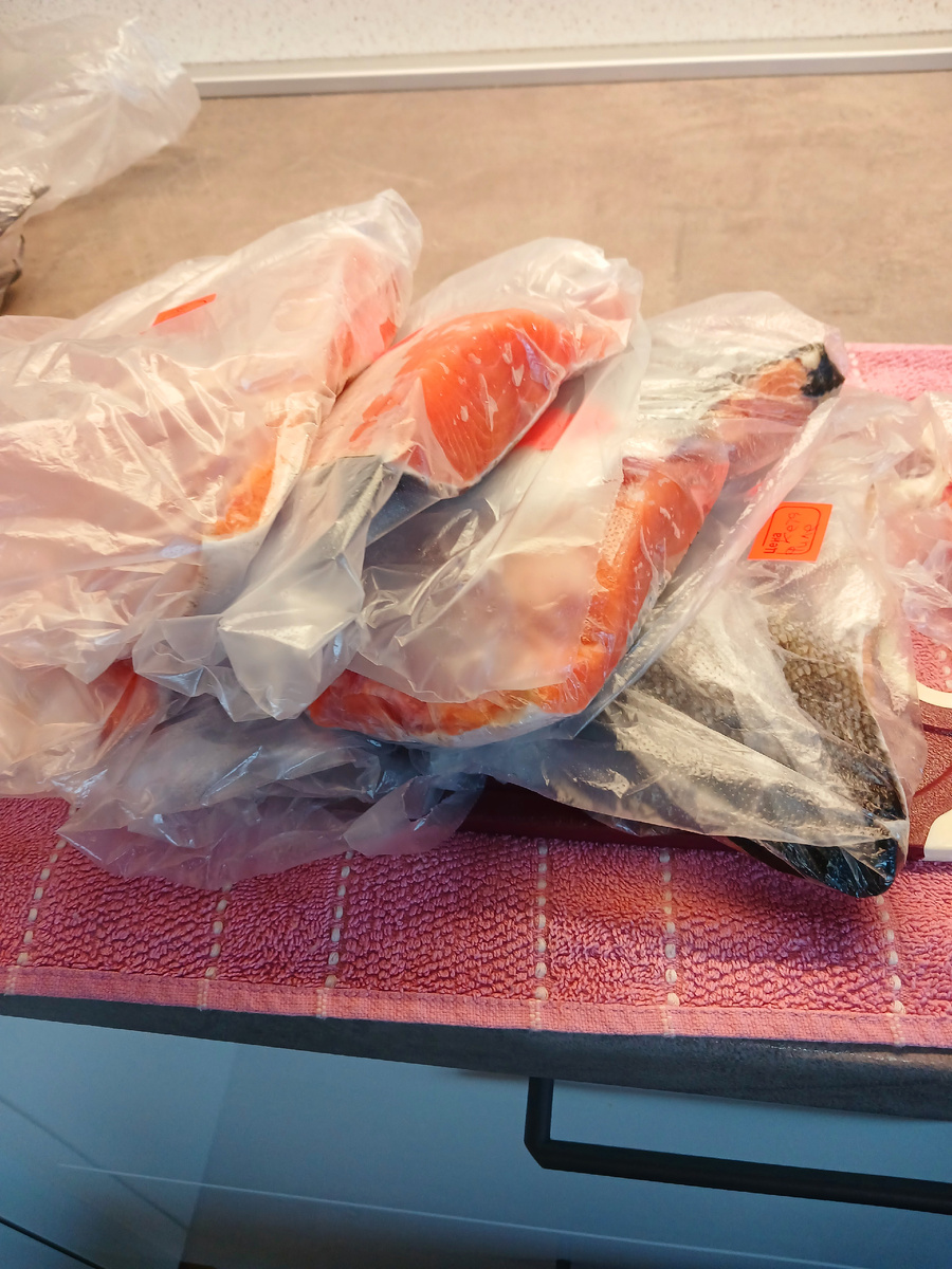 Вот целая рыба в 2кг. Расфасована по кусочкам. Фото автора 