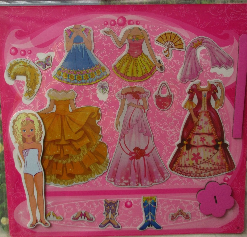 Передняя сторона набора с куклой и её одеждой.