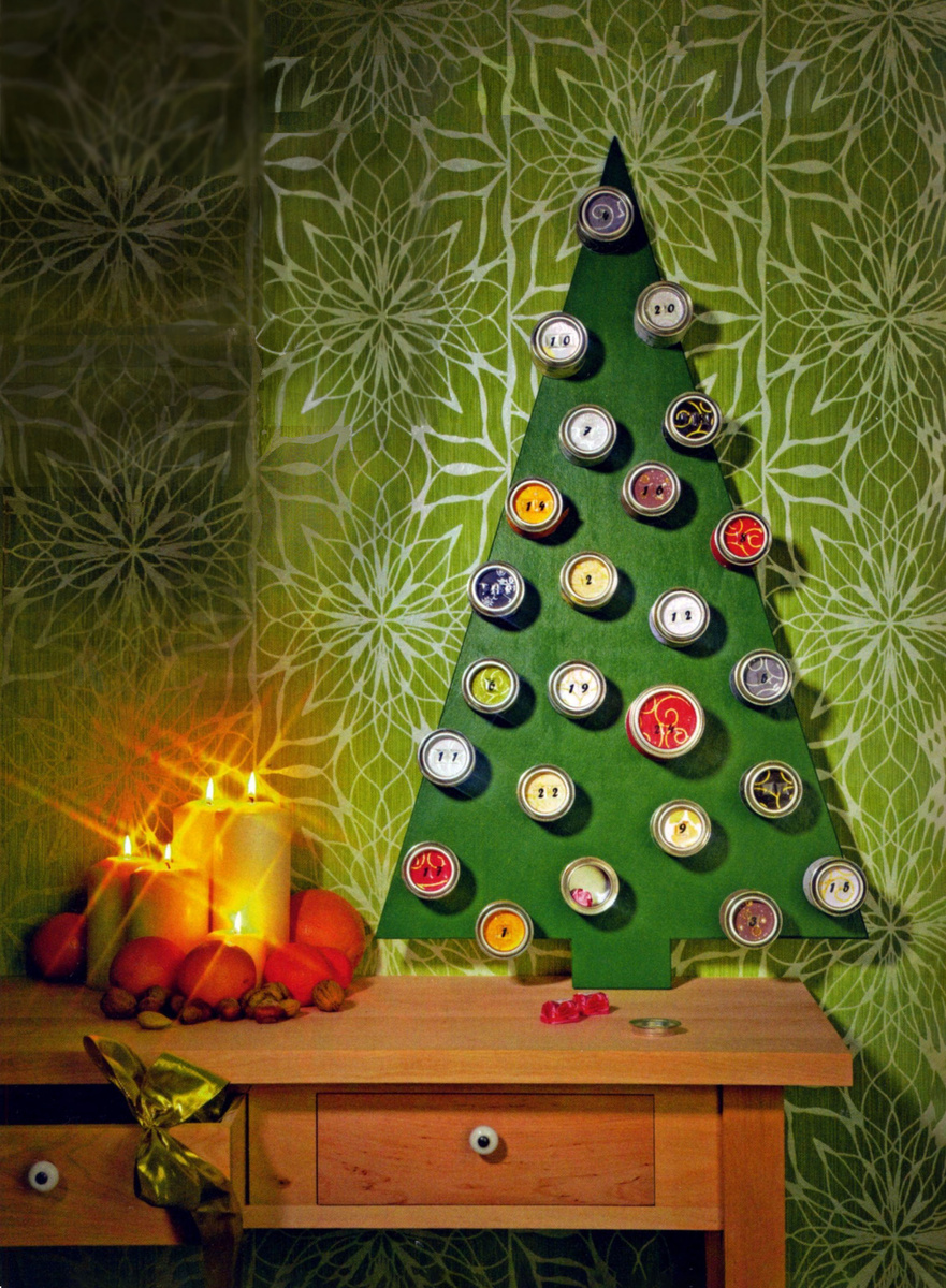 Ёлка-календарь из обрезка фанеры и старых банок. 