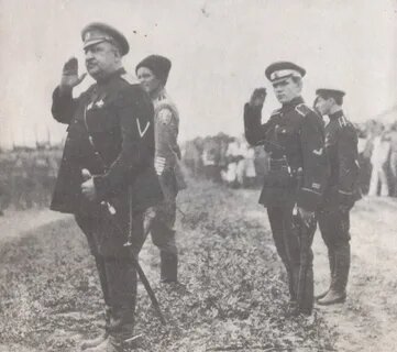 Первый слева Владимир Май-Маевский, второй справа – адъютант Макаров.