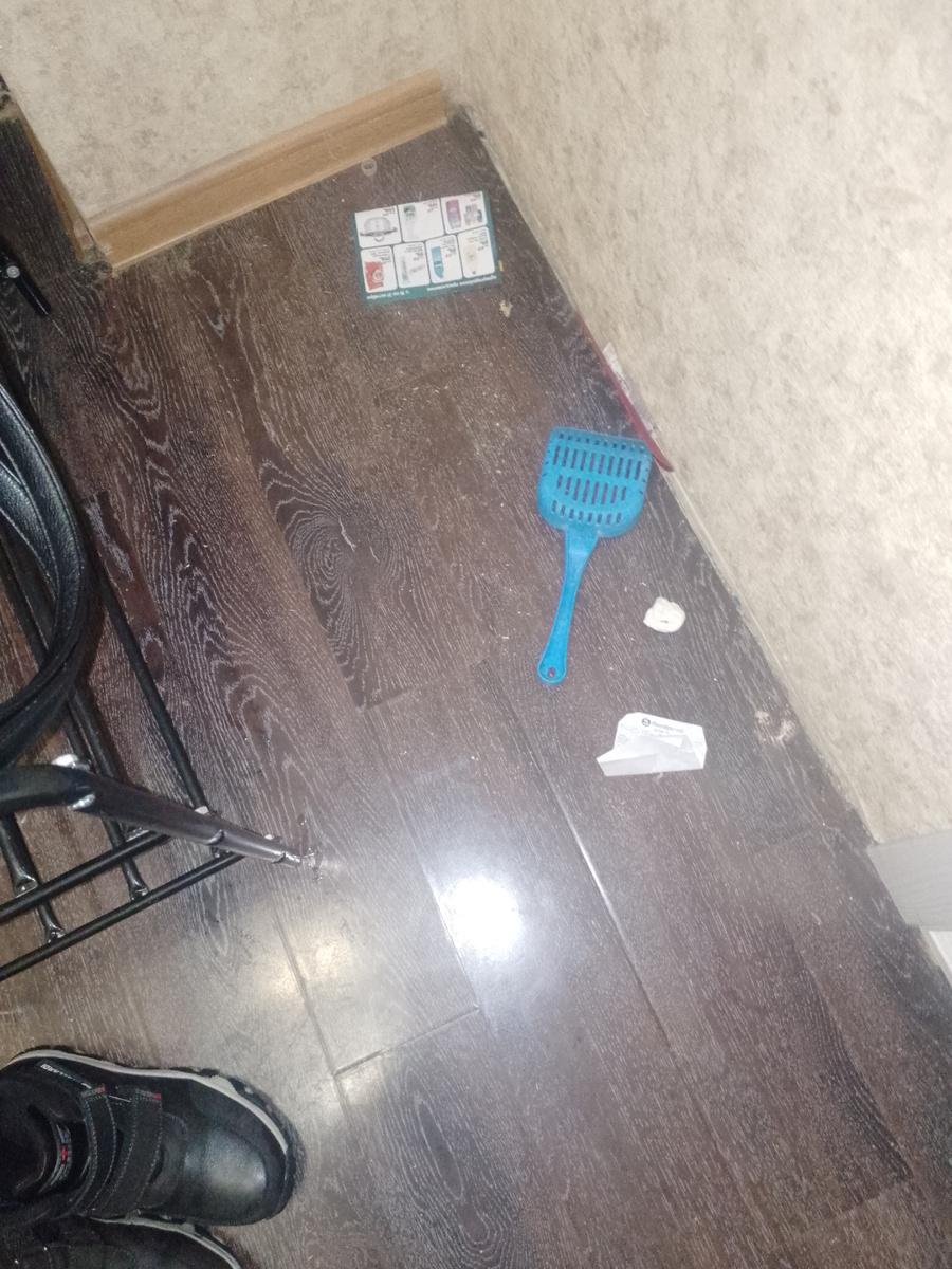 Хлам у стены. 