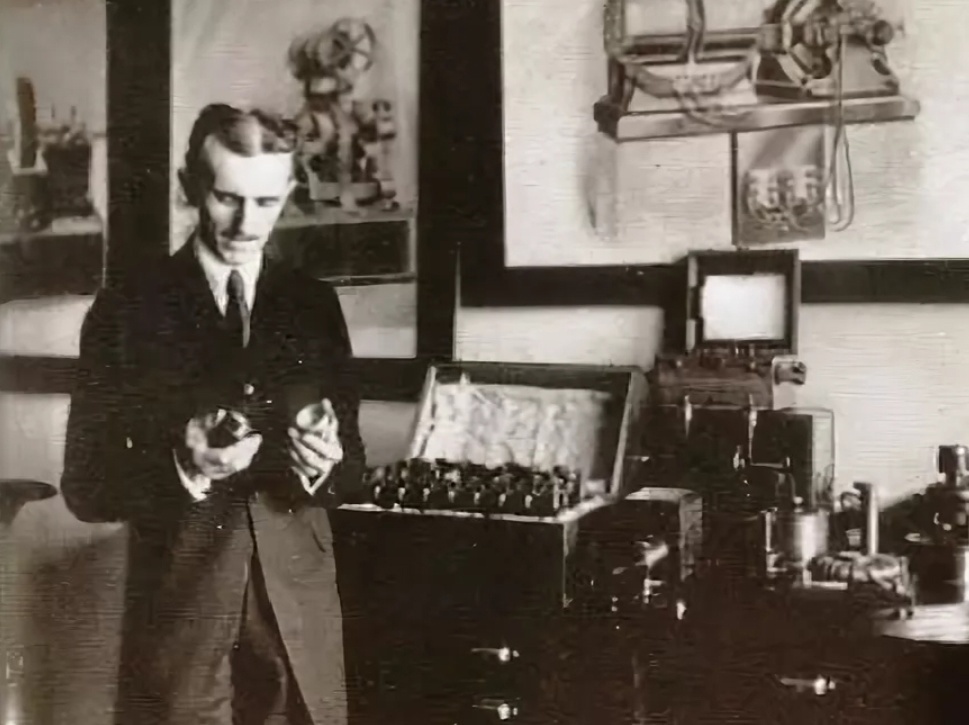 Никола Тесла в лаборатории. Фото из открытых источников.
