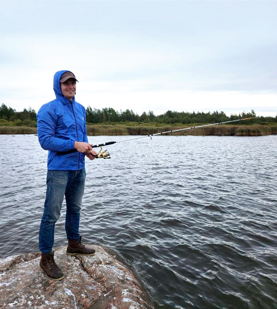 Рыбак ловит рыбу. 