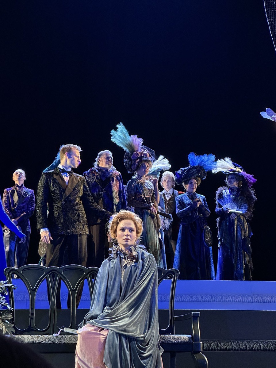 Сцена из спектакля. Спектакль «Плохие, хорошие» в театре имени Пушкина.  Фото автора.