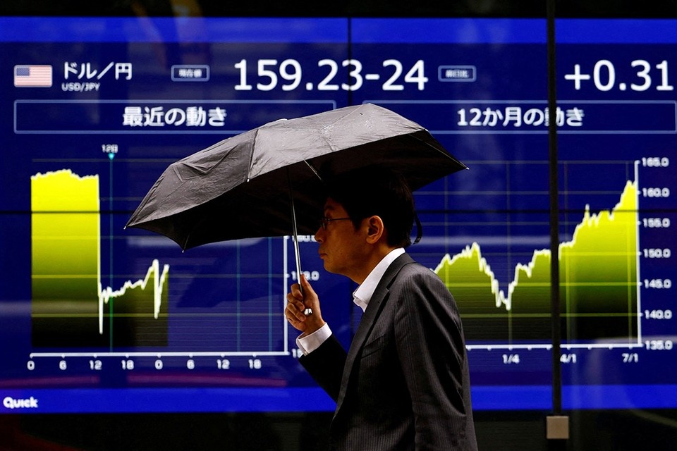    В Японии курс доллара также поднялся. REUTERS