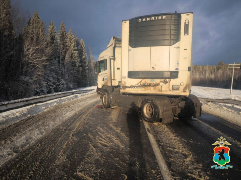    Фура столкнулась с внедорожником на скользкой трассе в КарелииМВД Карелии