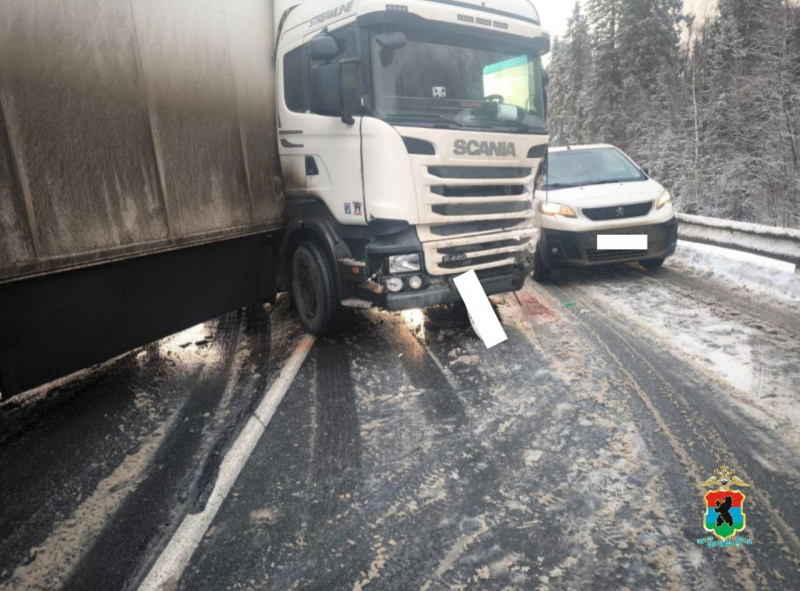    Фура столкнулась с внедорожником на скользкой трассе в КарелииМВД Карелии