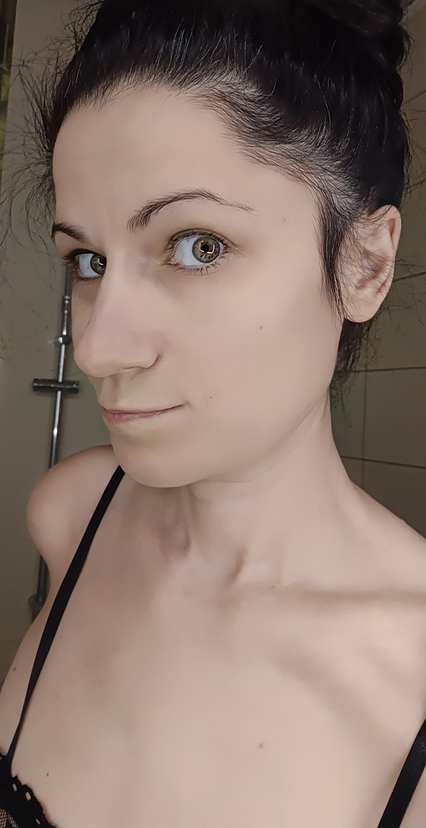 Пора бы мать уже и начать красить волосы)))