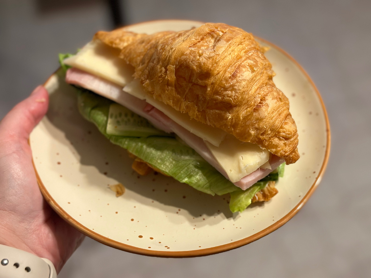 Круассан. Состав аналогичен вчерашнему.