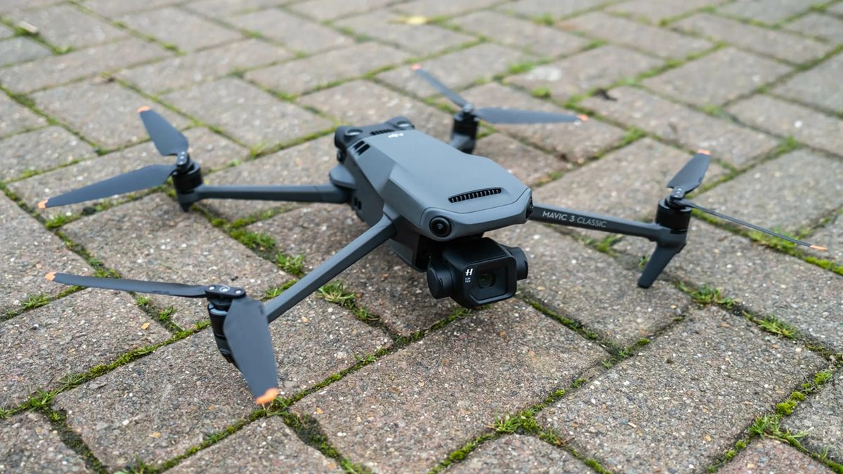 На фото: квадрокоптер DJI Mavic 3 Pro – обычный бытовой БПЛА, относится к 1 типу «Коммерческие дроны».