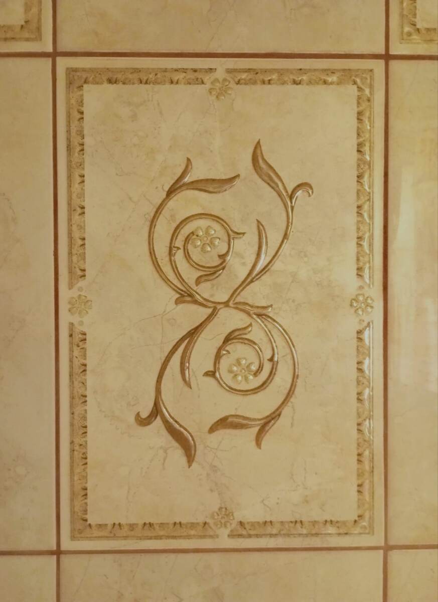 Керамическая плитка Kerama Marazzi, наклеенная несколько лет назад