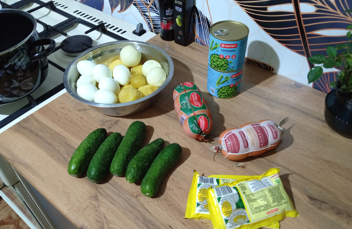 Примерный набор продуктов. Достал не всё, но основа на столе.