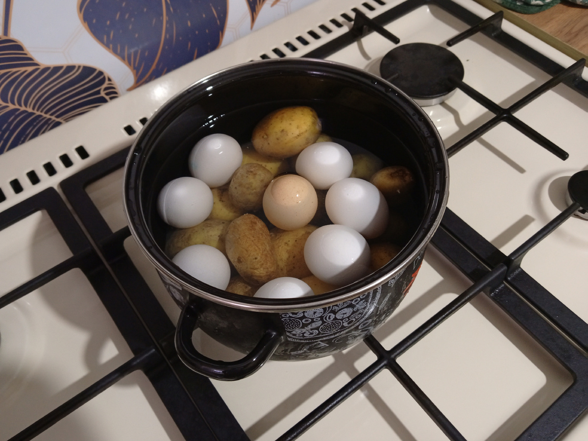 Внизу картофель, сверху яйца. Всё просто.