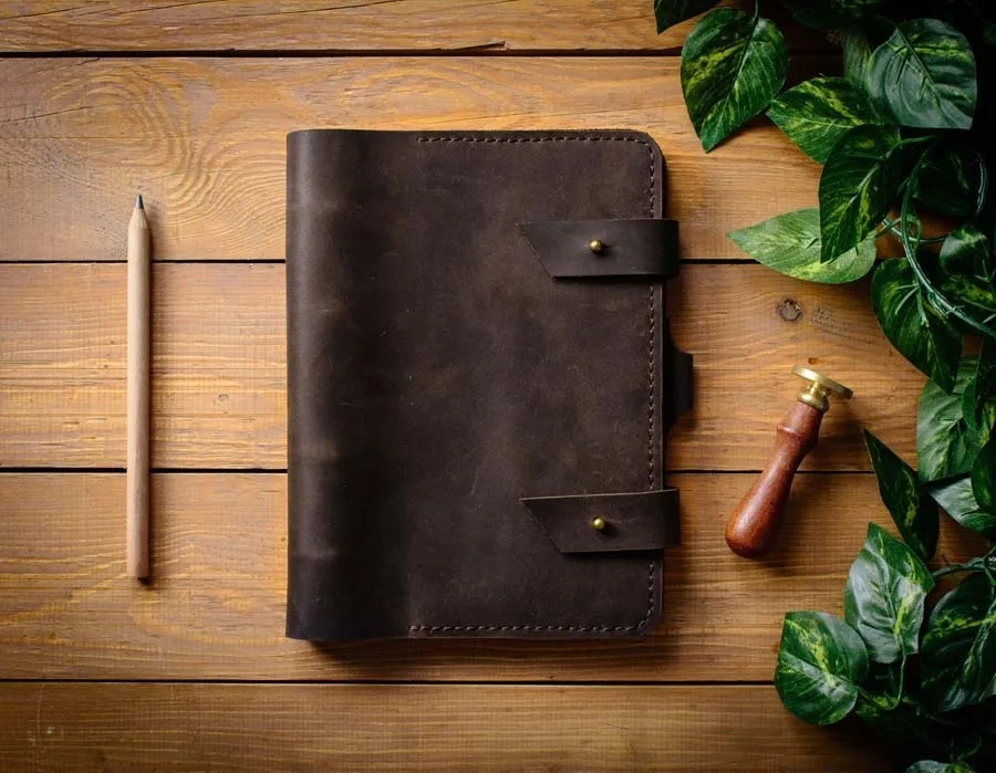 пусть даже и в обложке тисненой кожи с вензелями и рюшечками