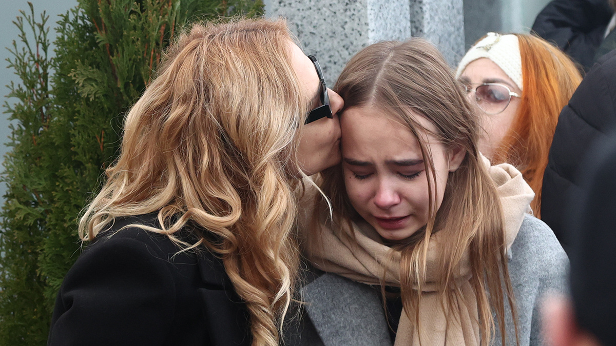 Маруся Левкина целовала плачущую дочку Нику. Фото: Global Look Press