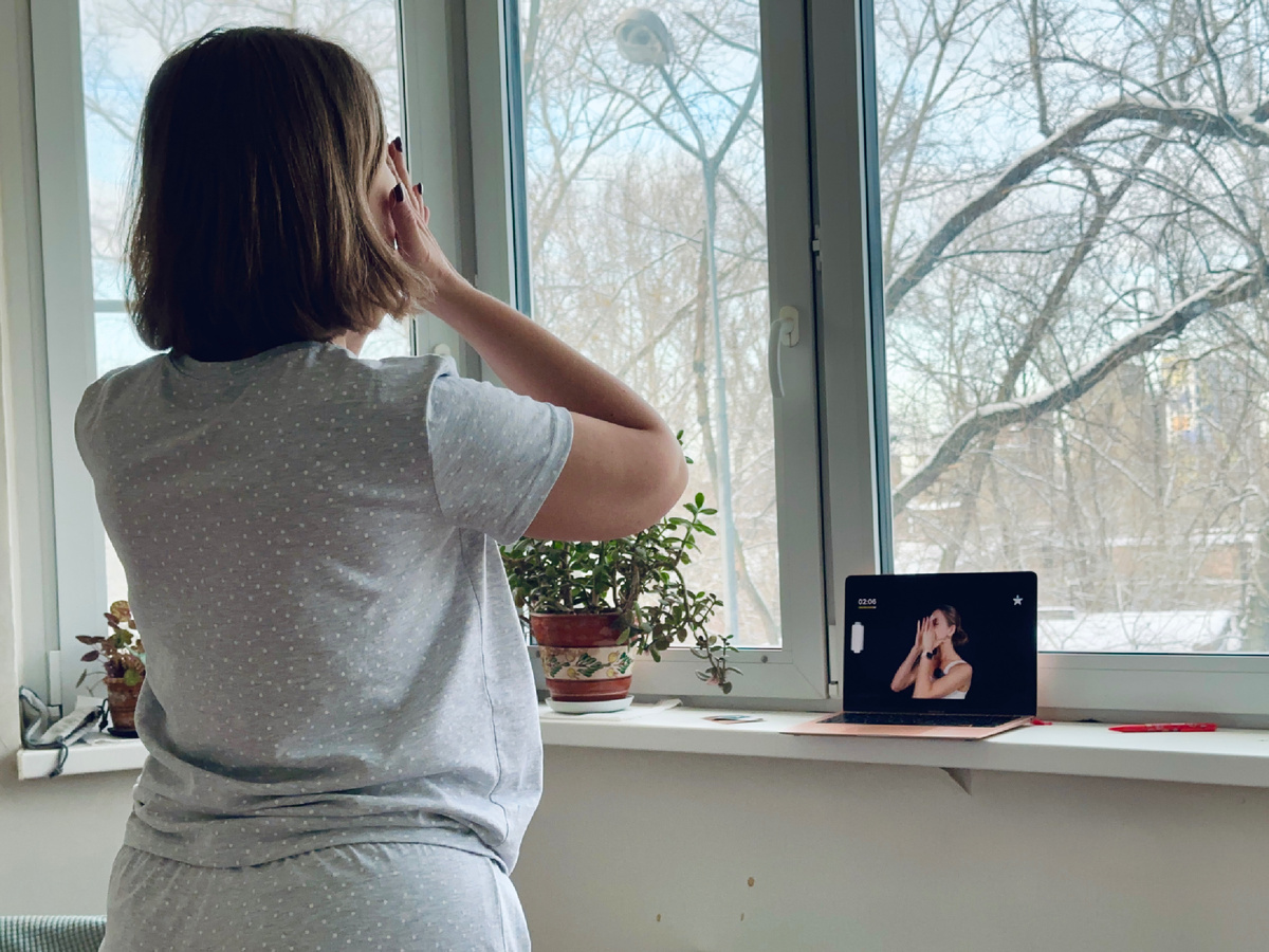 Включать тренировки можно на любом экране — телевизор, ноутбук, планшет и даже телефон.