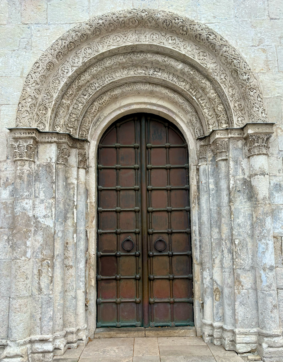 Дмитриевскй собор. Листайте вправо, чтобы увидеть больше