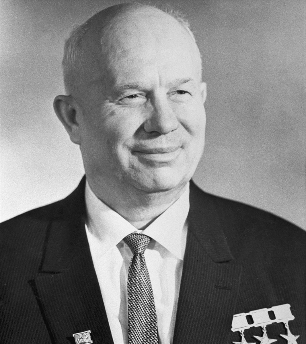Никита Сергеевич Хрущёв 1894-1971  — советский партийный и государственный деятель. Участвовал в Гражданской войне, руководил красногвардейским отрядом, служил батальонным комиссаром. В 1918 году вступил в коммунистическую партию.