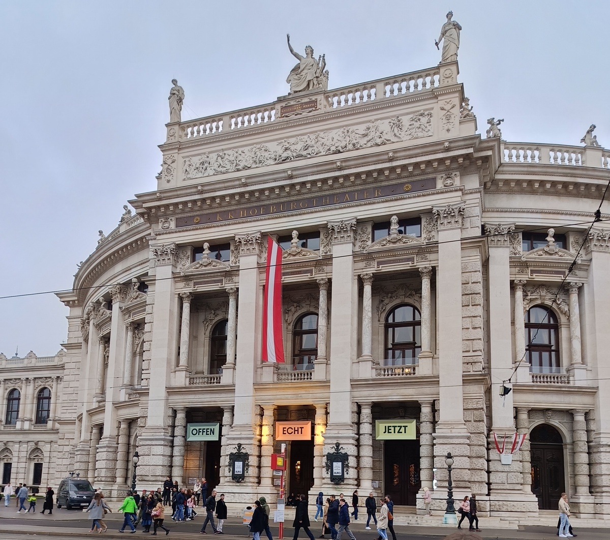 Бургтеатр. Фото автора.