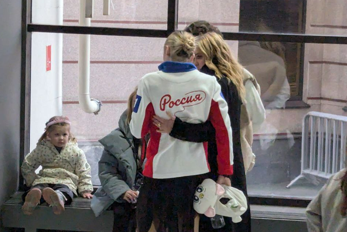 Софья Муравтева с Яной Рудковской после короткой программы. Фото: соцсети