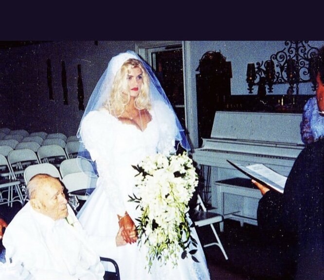 Наверное, ты не раз натыкался на снимок этой пары  в интернете, но ты удивишься, что узнав девушка на нем правда любила своего возрастного избранника. 
