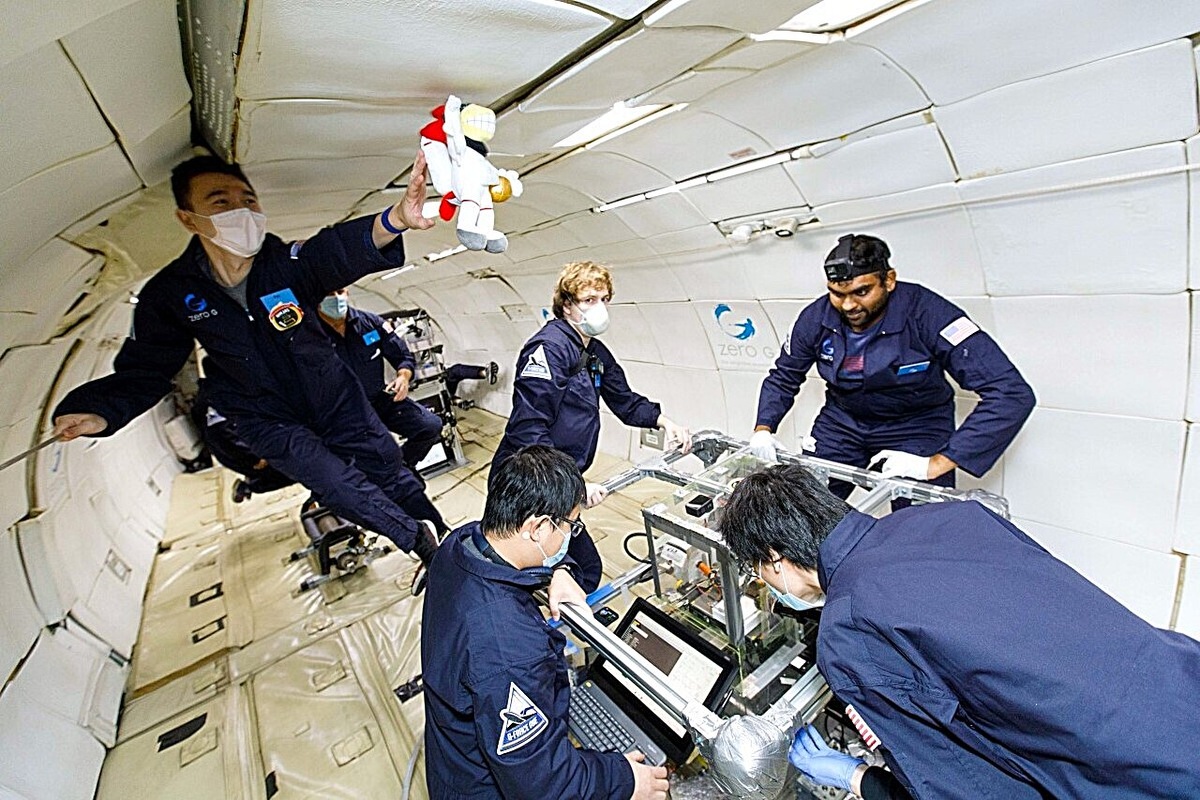 Исследователи тестируют наночернила и принтер во время полёта в условиях микрогравитации.    
 Источник: Shan Jiang  📷
