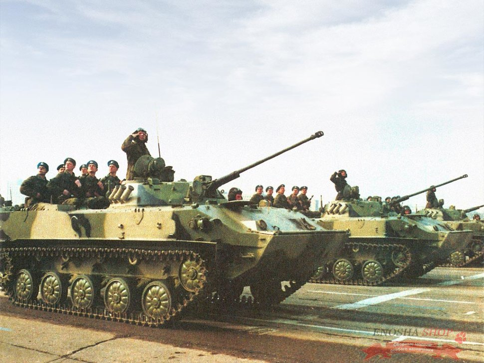 БМД-3, скорее всего, на фото подготовка к показу технике на Поклонной горе 9 мая 1995 года