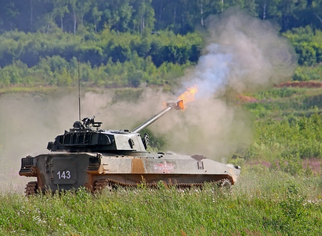 2С34 ведет огонь. Источник фото: https://war-book.ru/samohodnaya-artillerijskaya-ustanovka-2s34-hosta/