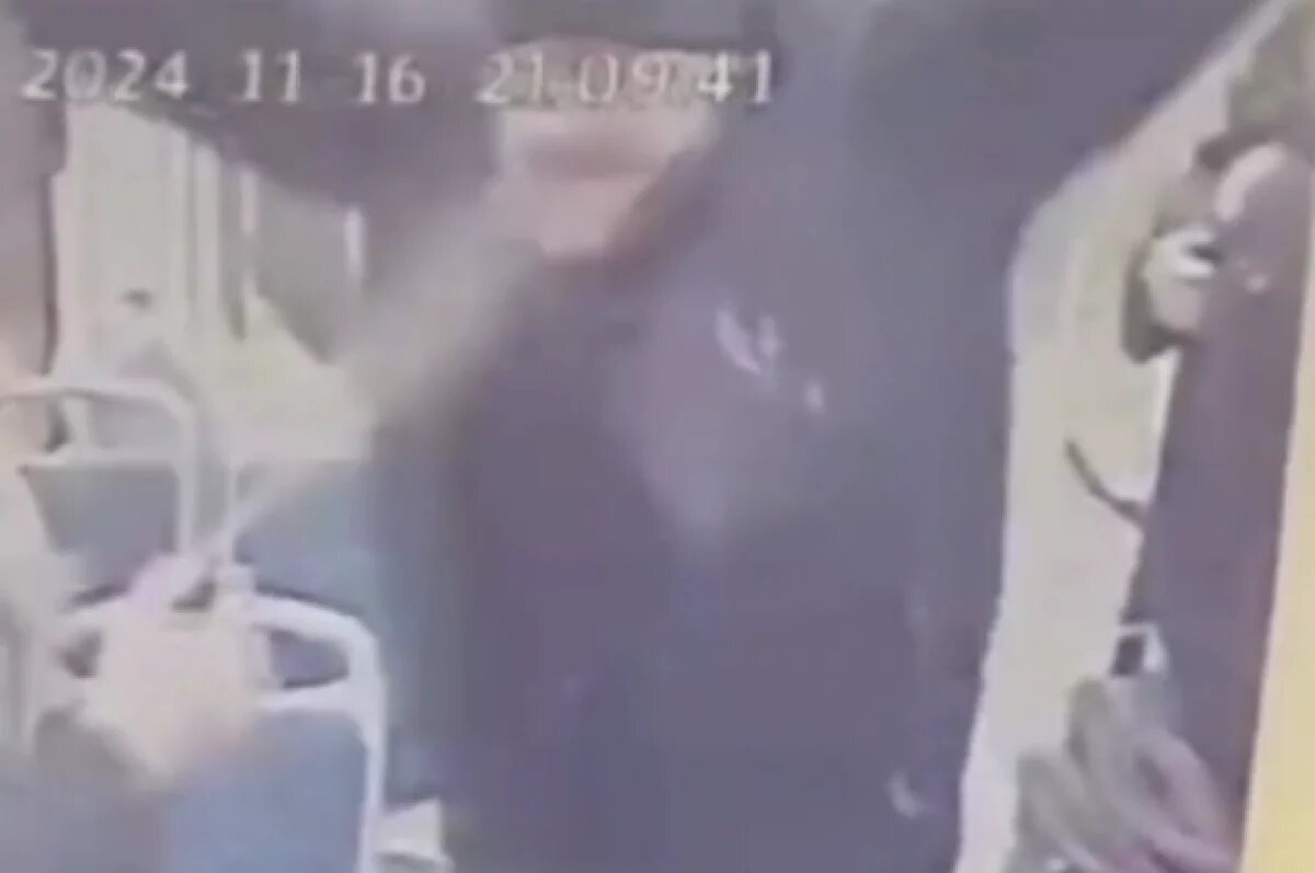    В Петербурге задержали подростка, залившего «перцем» пассажира в трамвае