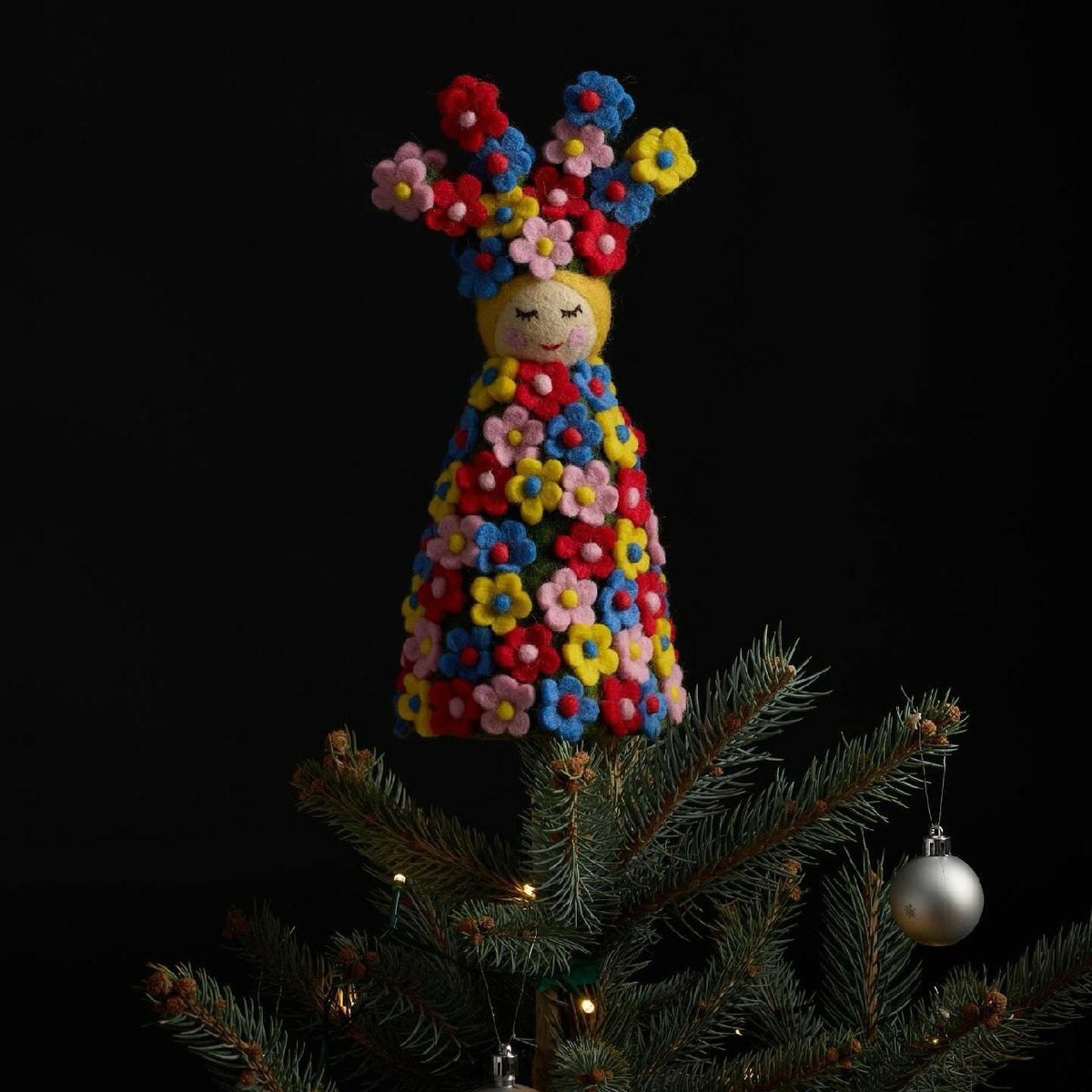 Новогодняя магия от А24: ёлка в стиле фильма «Солнцестояние»