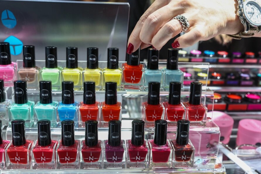   Токсиколог Кутушов обратил внимание беременных на состав лаков для ногтей. Некоторые их элементы могут быть опасны для плода.Shatokhina Natalia/news.ru/Globallookpress