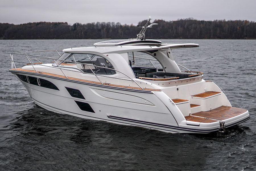        Дверь    с  оглушительным  лязгом  захлопнулись  за  ним.
   Сергей, с  трудом  осознавая  происходящее ,  тяжело плюхнулся  на  стоящую   возле  обшарпанной стены скамейку. Через   решетку  он  видел,  как  "служитель порядка" что - то  объяснял  дежурному. 
    Холод   давал  себя знать, и Сергей   зябко  повел  оголенными   плечами. Мокрые плавки  неприятно     липли    к  телу, местами покрытое   сосновыми  иголками и   каким - то  мхом .На правой  руке, чуть  выше  локтя,  кровоточила   царапина. Босые  ноги, все в  земле и траве,  мерзли  на   бетонном  полу.
   Было  горько  и  смешно  одновременно...
   А  ведь    так   все  замечательно начиналось !

    В  начале   недели  раздался  телефонный звонок  от приятеля  и  последовало  приглашение провести выходные на  Московском  море. Его   яхта  готова  к  отплытию. Виктор  еще  прошлым летом в одном  провинциальном   городишке,  за  150  км  от  Москвы приобрел    эллинг  и какую - то  посудину.
   Всю   зиму  он  ее облагораживал, что  то пристраивал, снаряжал. Наступила  пора  и   опробовать  ее.

   Мысли Сергея прервал  звук   открываемой  двери. Это подобревший  вдруг сержантик  протянул  то ли    платок, то ли    покрывало:  "На,  согрейся.  Другу  твоему дозвонились, сейчас  подъедет."
   Ничего  не  оставалось  делать,  как  накинуть  на  плечи эту  тряпку,  потому  как  дрожь  уже  начинала основательно пробирать его. Ничего,  он  потерпит  еще какие -  нибудь  минут   двадцать  и  придет  конец  его   двусмысленному    положению.  
   Воспоминания  этого невероятного  происшествия   снова нахлынули  на  него.

  Три  часа  езды  в    приятной  беседе   с  Ленкой,  уютно расположившейся  рядом  на  пассажирском  сидении, пролетели  незаметно. Уже   сильно  стемнело,  в   конце августа  солнце  садится  рано.  В  свете   фар  замелькали домишки,  укрытые   садами. Здесь,  в старой  части города, в  частном   секторе  и  дом  приятеля. Виктор  с    женой   уже   поджидали    их.
    И  вот  он,  первый   сюрприз!   Их     ожидал  ужин и... сауна! Это  была  приятная  новость, попариться  Сергей любил. Поставив   машину  на  стоянку   во  дворе, они вчетвером  отправились  на  яхту. Идти  было  недалеко, через  сосновый  бор.   По  тропке,  еле   видной  среди густой  травы,  через  15  минут  компания  была  уже у причала.
    Виктор  поднялся по  трапу,  предложив    немного подождать  внизу. Через  мгновение  вспыхнула иллюминация,  осветив  Викторово чудо.
   Красавица! Охи  и  восклицания  Ленки  не  помешали прибывшим  быстренько  подняться  на  палубу. Капитанская  каюта,  маленькая   кухня-столовая   оставляли  приятное  впечатление. И  вот  она,  сауна,  с настоящей  каменкой,  дышащей   жаром.

  Сергей внутренне  улыбнулся, прикрыв  глаза  рукой от взглядов   своих  надсмотрщиков, вспоминая,  как  из горячей  сауны  они сразу ныряли  с палубы   в освежающую воду. Непередаваемые  ощущения!.Ужин прошел   весело, разговоры  о  завтрашнем    путешествии   не  смолкали.

Спохватившись,  что   уже  совсем  поздно,  а   утром предстояло  отплытие, Виктор с  женой,  предоставив гостям уютную  каюту, попрощались  до  утра  и  ушли домой.
   Перед  сном Ленка  предложила  еще  раз  погреться и  искупаться.

Каково  было    удивление,   когда  после  последнего заплыва они оказались  перед  запертой  намертво   дверью,  ведущей  в  каюту.
- Лен,  ты  за  мной  выходила?  А  ручку  от  двери  взяла  со  стола?
--Нет......  я  просто   захлопнула  дверь....
    Чертова  система  сработала, дверь без  ключа  не  открыть!   и  они,  мокрые, остались даже   без  полотенец. Мошкара  тут  же   облепила  их...
       Дверь    с  оглушительным  лязгом  захлопнулись  за  ним.
   Сергей, с  трудом  осознавая  происходящее ,  тяжело плюхнулся  на  стоящую   возле  обшарпанной стены скамейку. Через   решетку  он  видел,  как  "служитель порядка" что - то  объяснял  дежурному. 
    Холод   давал  себя знать, и Сергей   зябко  повел  оголенными   плечами. Мокрые плавки  неприятно     липли    к  телу, местами покрытое   сосновыми  иголками и   каким - то  мхом .На правой  руке, чуть  выше  локтя,  кровоточила   царапина. Босые  ноги, все в  земле и траве,  мерзли  на   бетонном  полу.
   Было  горько  и  смешно  одновременно...
   А  ведь    так   все  замечательно начиналось !

    В  начале   недели  раздался  телефонный звонок  от приятеля  и  последовало  приглашение провести выходные на  Московском  море. Его   яхта  готова  к  отплытию. Виктор  еще  прошлым летом в одном  провинциальном   городишке,  за  150  км  от  Москвы приобрел    эллинг  и какую - то  посудину.
   Всю   зиму  он  ее облагораживал, что  то пристраивал, снаряжал. Наступила  пора  и   опробовать  ее.

   Мысли Сергея прервал  звук   открываемой  двери. Это подобревший  вдруг сержантик  протянул  то ли    платок, то ли    покрывало:  "На,  согрейся.  Другу  твоему дозвонились, сейчас  подъедет."
   Ничего  не  оставалось  делать,  как  накинуть  на  плечи эту  тряпку,  потому  как  дрожь  уже  начинала основательно пробирать его. Ничего,  он  потерпит  еще какие -  нибудь  минут   двадцать  и  придет  конец  его   двусмысленному    положению.  
   Воспоминания  этого невероятного  происшествия   снова нахлынули  на  него.

  Три  часа  езды  в    приятной  беседе   с  Ленкой,  уютно расположившейся  рядом  на  пассажирском  сидении, пролетели  незаметно. Уже   сильно  стемнело,  в   конце августа  солнце  садится  рано.  В  свете   фар  замелькали домишки,  укрытые   садами. Здесь,  в старой  части города, в  частном   секторе  и  дом  приятеля. Виктор  с    женой   уже   поджидали    их.
    И  вот  он,  первый   сюрприз!   Их     ожидал  ужин и... сауна! Это  была  приятная  новость, попариться  Сергей любил. Поставив   машину  на  стоянку   во  дворе, они вчетвером  отправились  на  яхту. Идти  было  недалеко, через  сосновый  бор.   По  тропке,  еле   видной  среди густой  травы,  через  15  минут  компания  была  уже у причала.
    Виктор  поднялся по  трапу,  предложив    немного подождать  внизу. Через  мгновение  вспыхнула иллюминация,  осветив  Викторово чудо.
   Красавица! Охи  и  восклицания  Ленки  не  помешали прибывшим  быстренько  подняться  на  палубу. Капитанская  каюта,  маленькая   кухня-столовая   оставляли  приятное  впечатление. И  вот  она,  сауна,  с настоящей  каменкой,  дышащей   жаром.

  Сергей внутренне  улыбнулся, прикрыв  глаза  рукой от взглядов   своих  надсмотрщиков, вспоминая,  как  из горячей  сауны  они сразу ныряли  с палубы   в освежающую воду. Непередаваемые  ощущения!.Ужин прошел   весело, разговоры  о  завтрашнем    путешествии   не  смолкали.

Спохватившись,  что   уже  совсем  поздно,  а   утром предстояло  отплытие, Виктор с  женой,  предоставив гостям уютную  каюту, попрощались  до  утра  и  ушли домой.
   Перед  сном Ленка  предложила  еще  раз  погреться и  искупаться.

Каково  было    удивление,   когда  после  последнего заплыва они оказались  перед  запертой  намертво   дверью,  ведущей  в  каюту.
- Лен,  ты  за  мной  выходила?  А  ручку  от  двери  взяла  со  стола?
--Нет......  я  просто   захлопнула  дверь....
    Чертова  система  сработала, дверь без  ключа  не  открыть!   и  они,  мокрые, остались даже   без  полотенец. Мошкара  тут  же   облепила  их...
