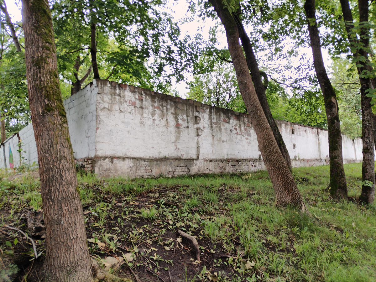 Стена, что окружает здание.